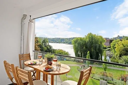 MAISUITES Eisvogel - Zentrale Luxuswohnung mit direktem Seeblick I Bis 4 Personen I Premiumküche I Boxspringbett I Kaffeevollautomat I Parkplatz I Barrierearm & Aufzug in Mölln, Deutschland