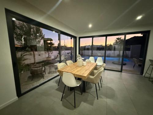 Villa R&M with Pool and Jacuzzi in Arrochela