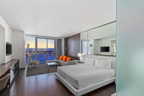 Studio with Stunning Views Balcony Access 23303
