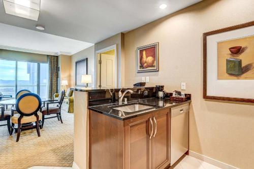 Large 1BR at MGM with Strip View - image 12