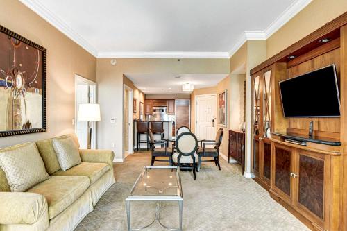 Large 1BR at MGM with Strip View - image 6