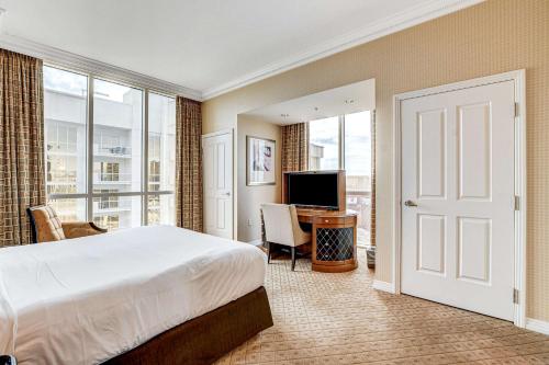 Large 1BR at MGM with Strip View - image 4