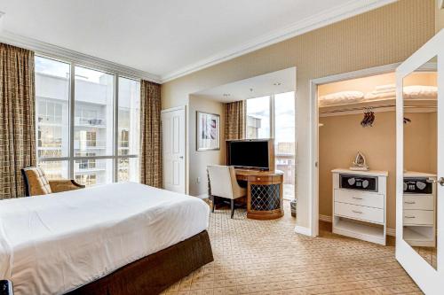 Large 1BR at MGM with Strip View - image 9