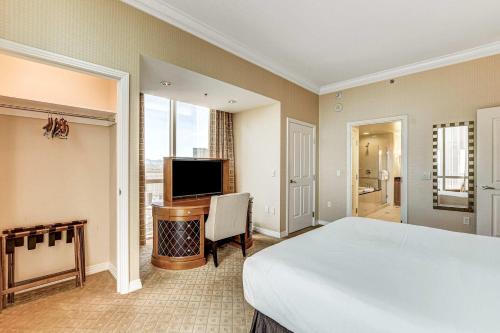 Large 1BR at MGM with Strip View - image 14