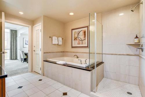 Large 1BR at MGM with Strip View - image 5