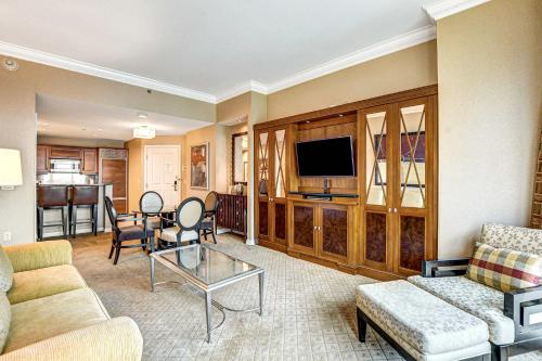 Large 1BR at MGM with Strip View - image 8