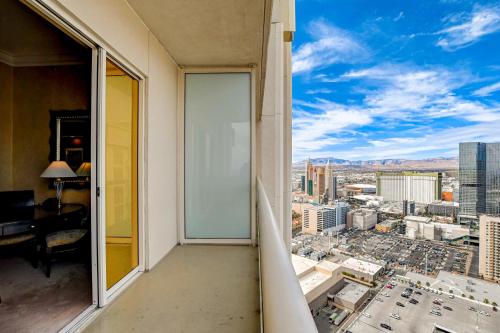 Large 1BR at MGM with Strip View - image 7