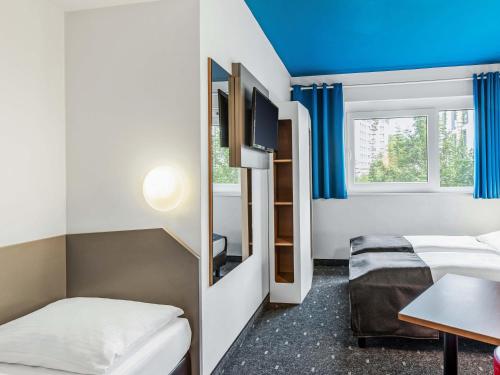 3 twin beds