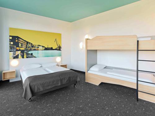 1 queen bed, 1 bunk bed