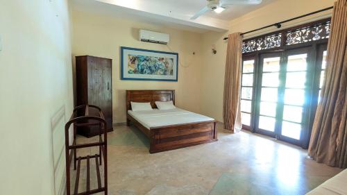 1 king bed, 1 twin bed