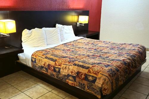 River Valley Inn and Suites Room Type - King Bed Non-Smoking
