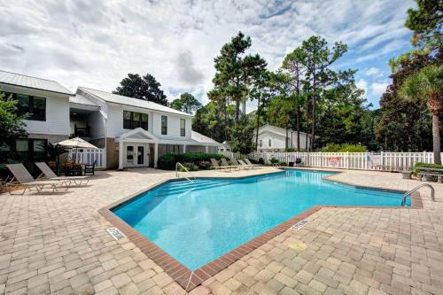 Central Condo, Community Pool and Gym, 10 Min to East Beach