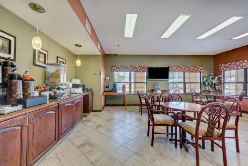 ห้องส่วนกลางสำหรับนั่งเล่น/ดูทีวี, ซูเปอร์ 8 บาย วินด์แฮม เวสเลโก (Super 8 By Wyndham Weslaco) in เวสเลโก (TX)