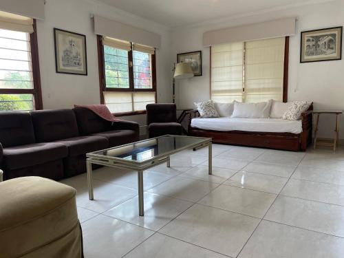 Mar y Asados - Chalet hasta 19 huéspedes con dos Parrillas (Mar y Asados - Chalet hasta 19 huespedes con dos Parrillas) near Aeroporto Internacional Astor Piazzolla