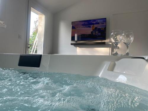 Private Spa and Garden 10 min from Mont St-Michel - Location saisonnière - Pontorson