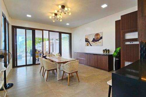 Family 6 Bedroom House in Tabuelan