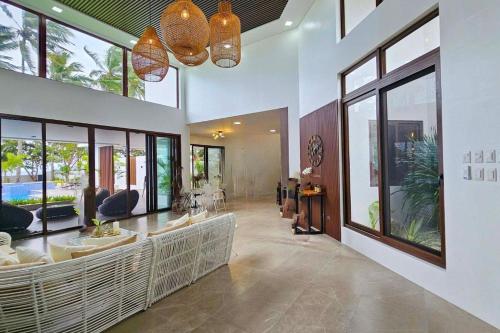 Family 6 Bedroom House in Tabuelan