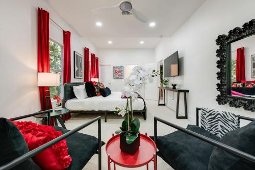 6Br 4Bath Home Just 5 Minutes to Lower Greenville in Джуниус-Хайтс