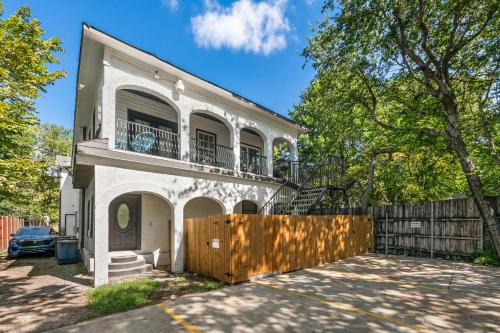 6Br 4Bath Home Just 5 Minutes to Lower Greenville in Джуниус-Хайтс