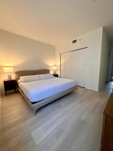 Beautiful 2brm condo w free parking fast WiFi in The Crossings