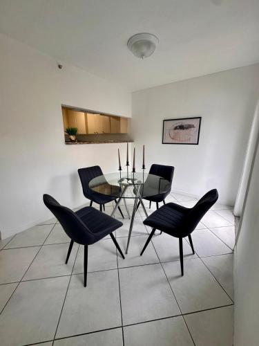 Beautiful 2brm condo w free parking fast WiFi in The Crossings