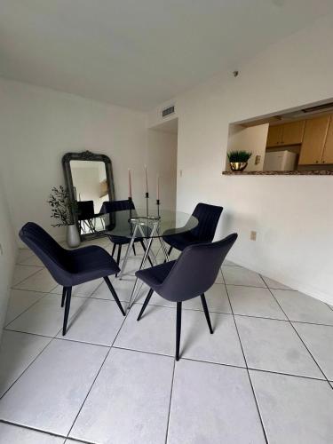 Beautiful 2brm condo w free parking fast WiFi in The Crossings