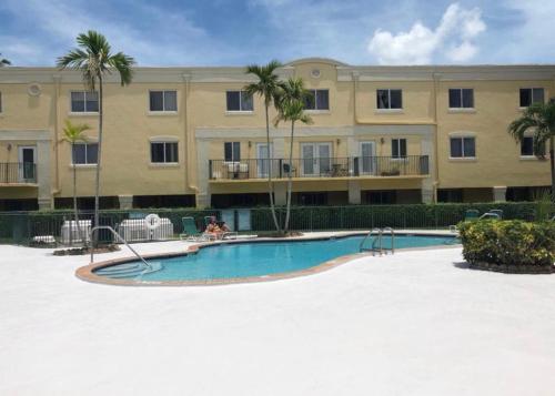 Beautiful 2brm condo w free parking fast WiFi in The Crossings