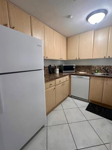 Beautiful 2brm condo w free parking fast WiFi in The Crossings