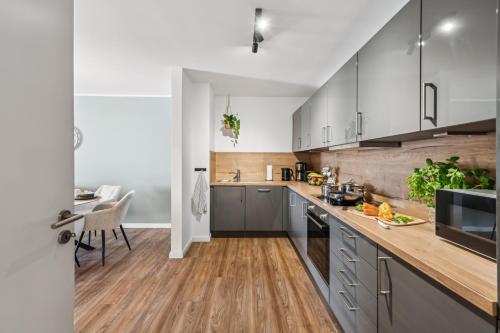 Küche, NEU -FeWo SEEVERLIEBT- barrierearm mit Blick auf den Plöner See (NEU -FeWo SEEVERLIEBT- barrierearm mit Blick auf den Ploner See) in Dersau