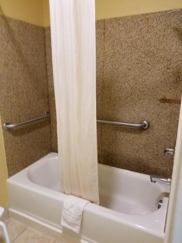 Econo Lodge Inn & Suites Bryant in Bryant, USA