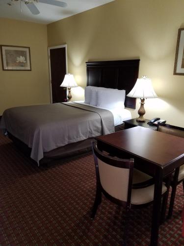 Econo Lodge Inn & Suites Bryant in Bryant, USA