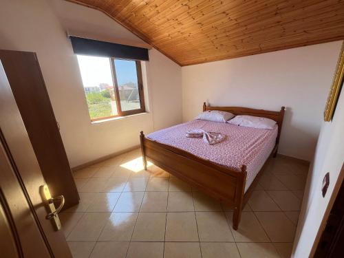 2 bedrooms, 4 beds