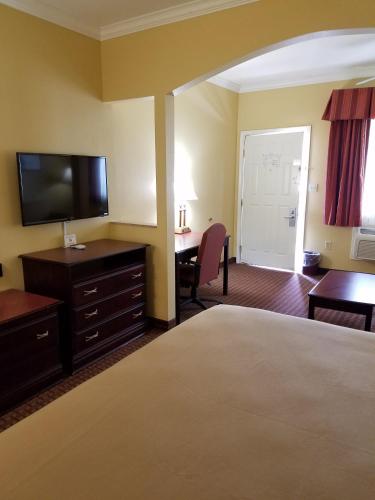 Econo Lodge Inn & Suites Bryant in Bryant, USA