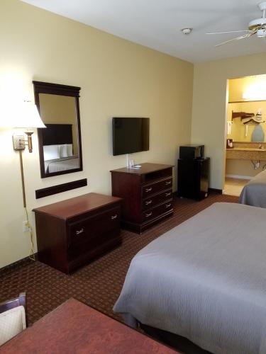 Econo Lodge Inn & Suites Bryant in Bryant, USA