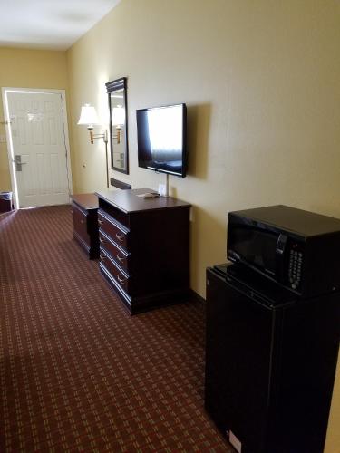 Econo Lodge Inn & Suites Bryant in Bryant, USA