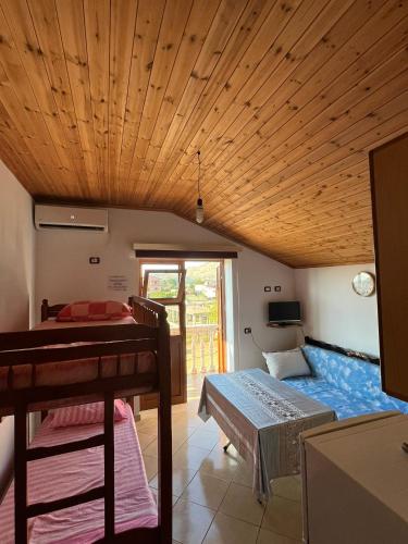 2 bedrooms, 3 beds