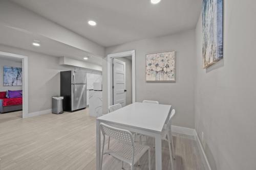 Work & Play 4 BR Escape with Pool near The Music Box Theater