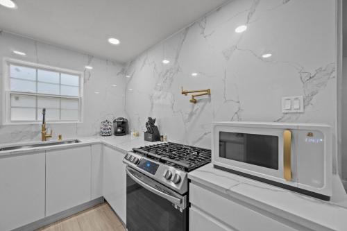 Work & Play 4 BR Escape with Pool near The Music Box Theater