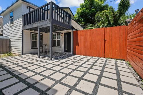 Work & Play 4 BR Escape with Pool near The Music Box Theater