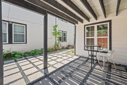 Work & Play 4 BR Escape with Pool near The Music Box Theater