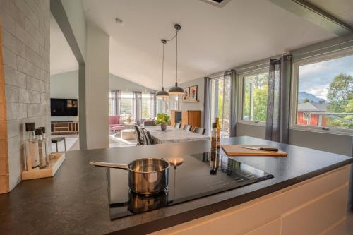 Large modern house, perfect for northern lights hunting – khách sạn tại Kvaloysletta