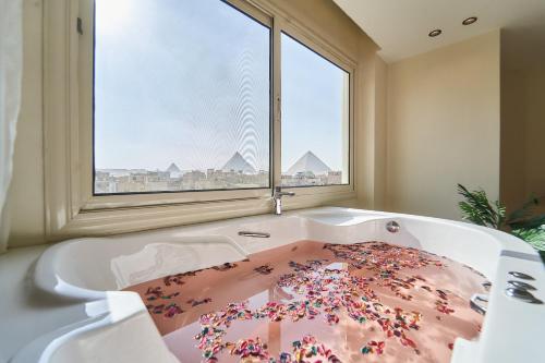 Suite, vue panoramique, vue sur la pyramide, jacuzzi