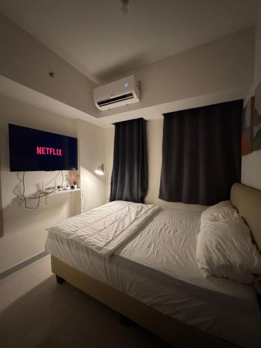 Osaka Resort at Osaka Apt PIK2 with Smart 4K TV, Free Wifi, and Hot Water - Tangerang