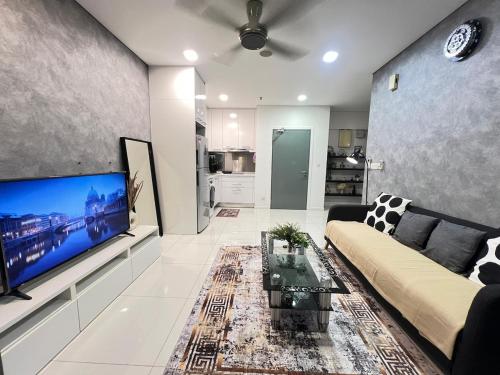 Mercu summer suites klcc luxury couple 1BR apartment with balcony, pool view free Netflix, Куала-Лумпур