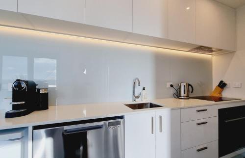 Modern Studio with Stunning Harbour Views in Oriental Parade