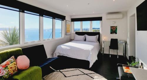 Modern Studio with Stunning Harbour Views in Oriental Parade