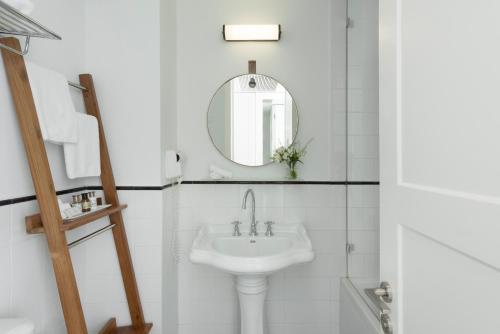 Classic Double or Twin Room image 10