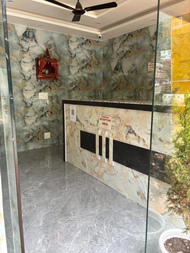 Előcsarnok, The Happy Land  in Könyvtár Út