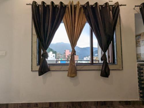 MOONSHIVA STAY and CAFE in Tapovan