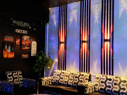Crown Royale Hotel & Lounge - image 4